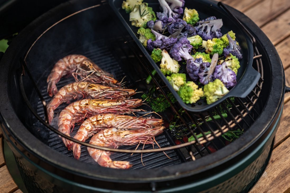 Grillezett rák és brokkoli készül a Big Green Egg-en