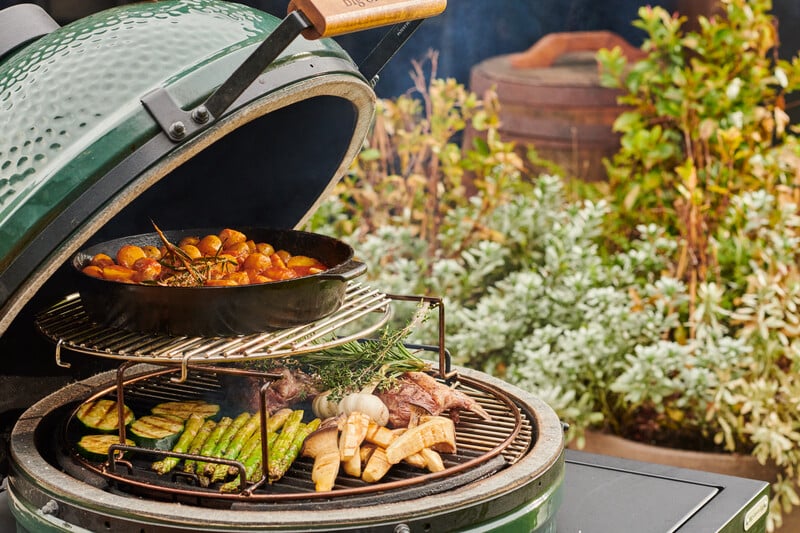 Öntöttvas kiegészítők használata Big Green Eggben – tippek, előnyök, 3 recept